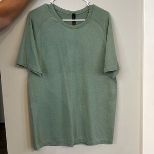 Men’s lulu top